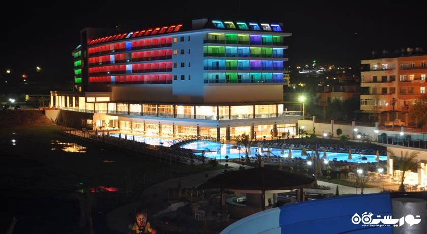 نمای زیبایی از هتل در شب